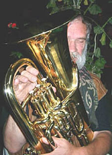 Dieter zu spter Stunde in Griechenland - hinter der Bonsai-Tuba