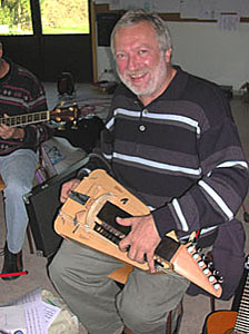 Hans mit Drehleier in Boppard im Kindergarten bei der Probe