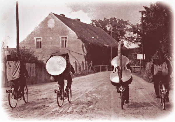 hier ein winziger Teil unserer Foldies-Musikanten-Vorfahren auf dem Weg zur Arbeit